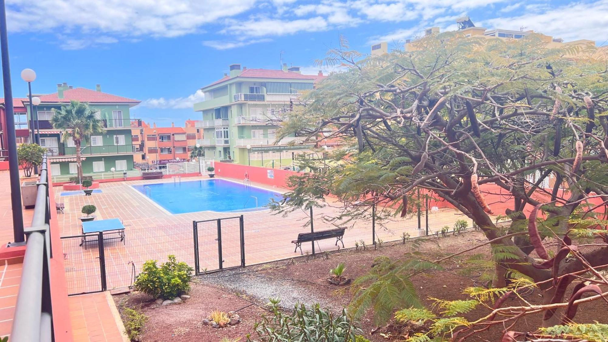 Terraza Del Sol Con Piscina En Appartamento